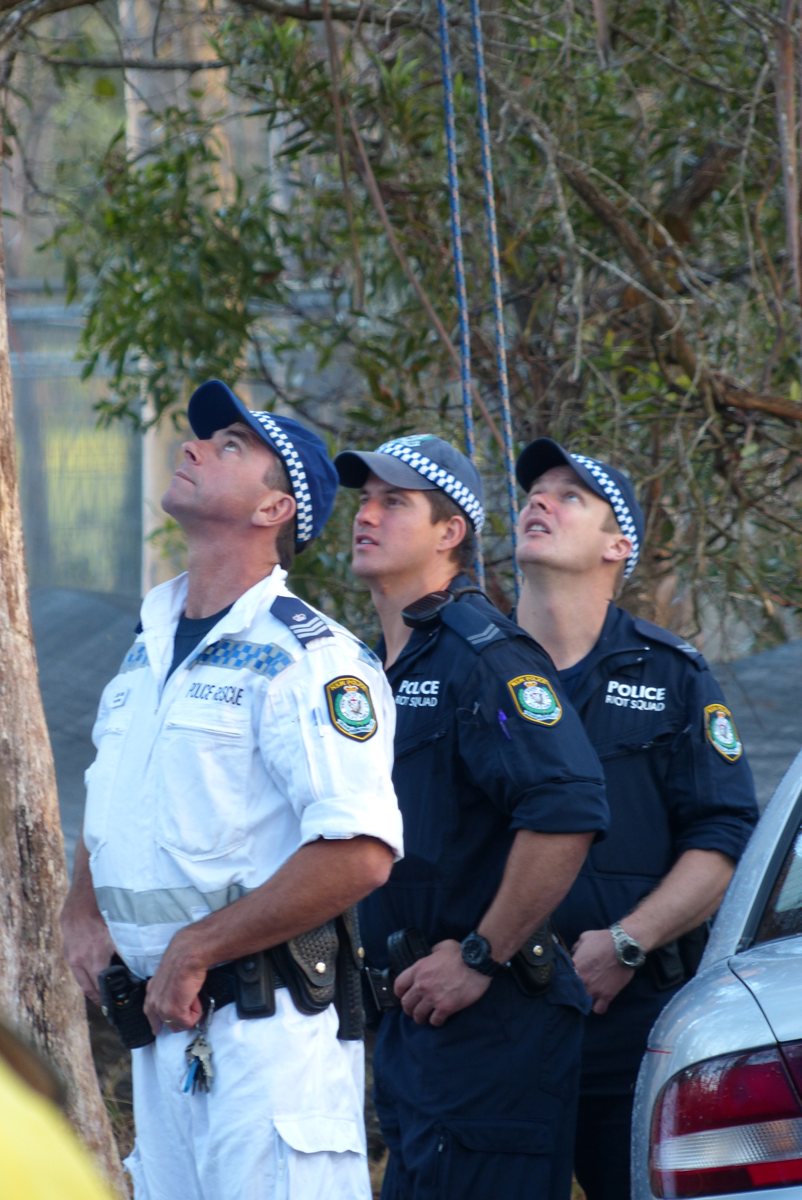 Riot and rescue squad ponder blockade installation at Glenugie, NSW